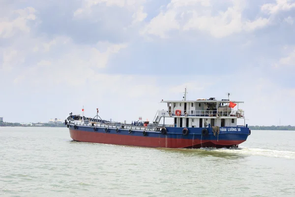 Cidade de Ho Chi Minh, Vietnã - 27 de junho de 2015 - um petroleiro a diesel está operando em um rio na cidade de HoChiMinh, Vietnã — Fotografia de Stock