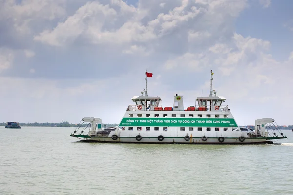 Ho Chi Minh-Ville, Vietnam - 27 juin 2015 - un ferry actif transportant des véhicules et des passagers à travers la rivière à HoChiMinh-Ville, Vietnam — Photo