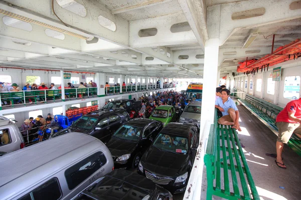 Ho Chi Minh City, Vietnam - June 27, 2015 - People on the ferry transporting and oto in HoChiMinh City, Vietnam — Stockfoto