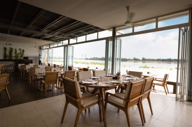 Ho Chi Minh City, Vietnam - 7 Haziran 2015 Saygon Nehri üzerinde yüzen bir restoranda. Burada sadece Avrupa yemekleriyle hizmet vermektedir