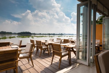 Ho Chi Minh City, Vietnam - 7 Haziran 2015 Saygon Nehri üzerinde yüzen bir restoranda. Burada sadece Avrupa yemekleriyle hizmet vermektedir