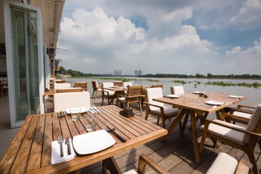 Ho Chi Minh City, Vietnam - 7 Haziran 2015 Saygon Nehri üzerinde yüzen bir restoranda. Burada sadece Avrupa yemekleriyle hizmet vermektedir