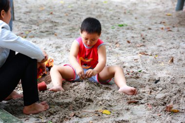 Hochiminh City, Vietnam - 21 Haziran 2015: kimliği belirsiz, bebek çocuk bir park oyun kum Ho Chi Minh City, Vietnam yalnız