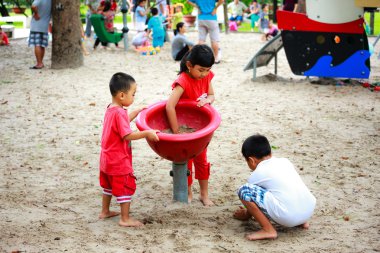 Ho Chi Minh City, Vietnam - 21 Haziran 2015: bilinmeyen çocuk kum Ho Chi Minh City, Vietnam için bir parkta oyun