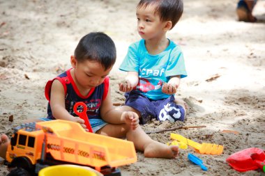 Ho Chi Minh City, Vietnam - 21 Haziran 2015: bilinmeyen çocuk kum Ho Chi Minh City, Vietnam için bir parkta oyun