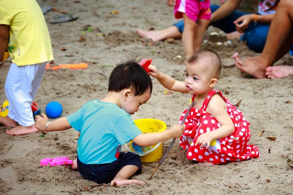 Ho Chi Minh City, Vietnam - June 21, 2015: Unknown children playing in the sand in a park in Ho Chi Minh City, Vietnam — Stock Photo, Image