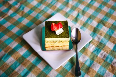 Matcha yeşil çay ile ev yapımı cheesecake dilim