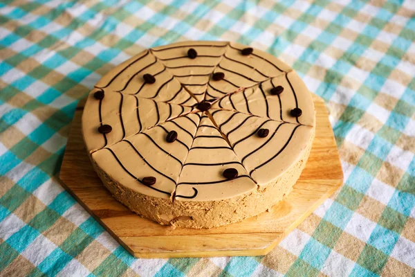 Round cake decorated with chocolate cake with coffee beans spider — Stock Photo, Image