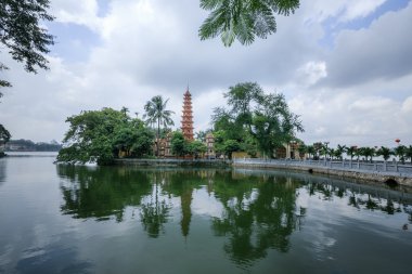 Tran Quoc Pagoda yansıyan göl