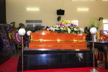 Hochiminh City, Vietnam - 12 Haziran 2015: içinde ölen bir tabut üzerine cenaze buket Asya Budizm geleneği
