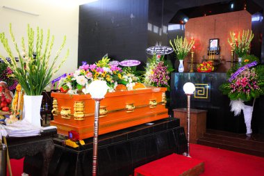 Hochiminh City, Vietnam - 12 Haziran 2015: içinde ölen bir tabut üzerine cenaze buket Asya Budizm geleneği