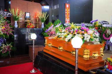 Hochiminh City, Vietnam - 12 Haziran 2015: içinde ölen bir tabut üzerine cenaze buket Asya Budizm geleneği