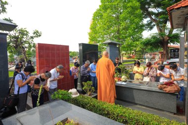 Hochiminh City, Vietnam - 13 Haziran 2015: çekmek için cenaze töreni geleneğinde son istirahat için Asya Budizm yer ölen