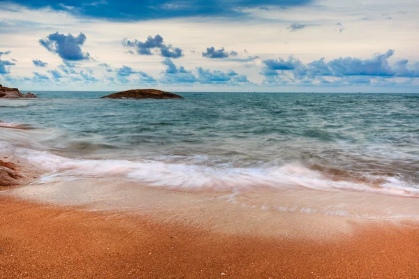 Belle aube sur une plage déserte à Hococ Vungtau - Vietnam — Photo