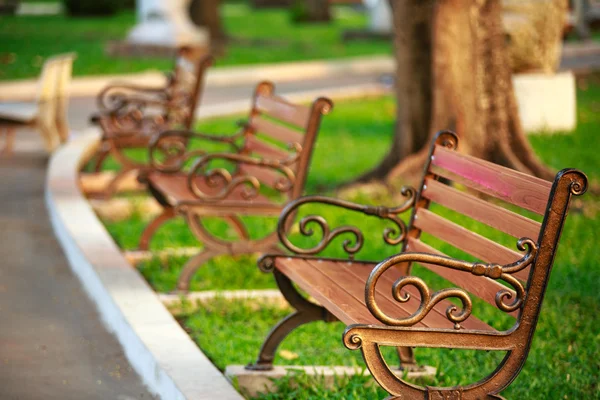 parkta üç ahşap Bank