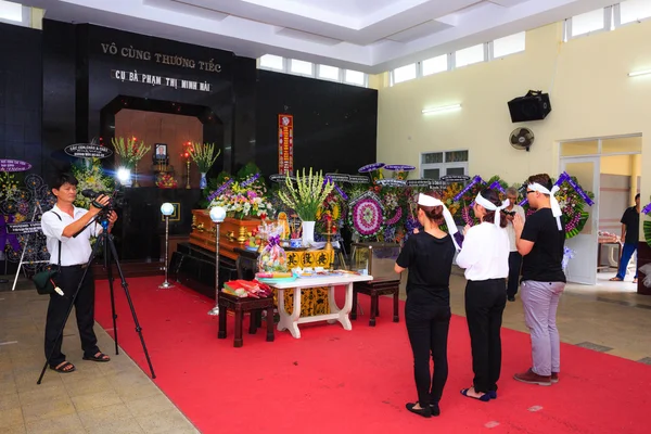 Hochiminh City Vietnam Juin 12 2015 dans la tradition des funérailles La cérémonie pour amener le bouddhisme asiatique au lieu de repos final décédé — Photo