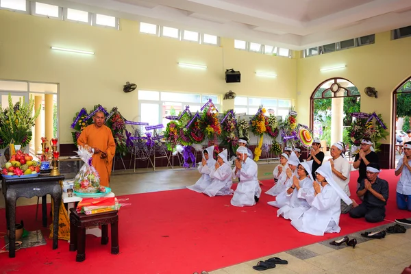 Hochiminh City Vietnam Juin 12 2015 dans la tradition des funérailles La cérémonie pour amener le bouddhisme asiatique au lieu de repos final décédé — Photo