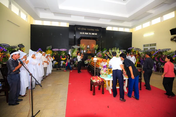 Hochiminh City Vietnam Juin 12 2015 dans la tradition des funérailles La cérémonie pour amener le bouddhisme asiatique au lieu de repos final décédé — Photo