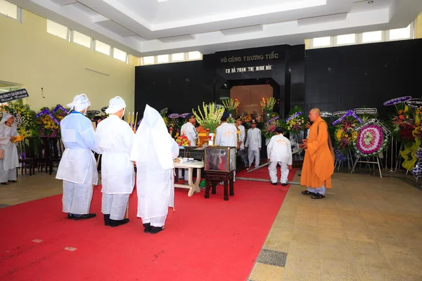 Hochiminh City Vietnam 12 de junio de 2015 en la tradición del funeral La Ceremonia para llevar el budismo asiático al lugar de descanso final fallecido — Foto de Stock