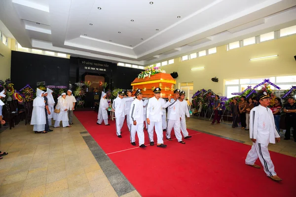 Hochiminh City, Vietnam - June 12 2015 : in the tradition of the Funeral bouquet Asian Buddhism on the coffin of the deceased — Stock Photo, Image