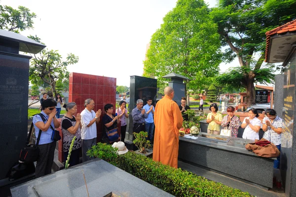 Hochiminh City, Vietnam - 13 juin 2015 : dans la tradition des funérailles La cérémonie pour amener le bouddhisme asiatique au dernier lieu de repos décédé — Photo