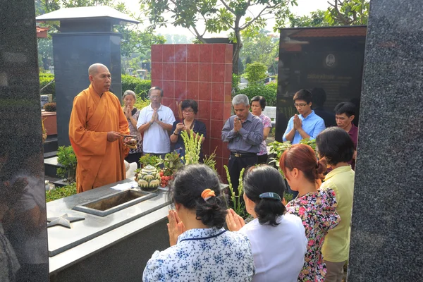 Місто Hochiminh, В'єтнам - 13 червня 2015: в традиціях церемонії похорону прийняти азіатських буддизм до остаточного відпочиває розмістити померлого — стокове фото