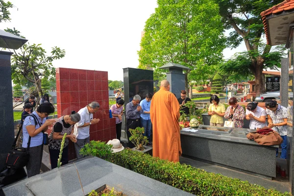 Hochiminh City, Vietnam - June 13 2015 : in the tradition of the Funeral The Ceremony to take Asian Buddhism to the final resting place deceased — Stock Photo, Image