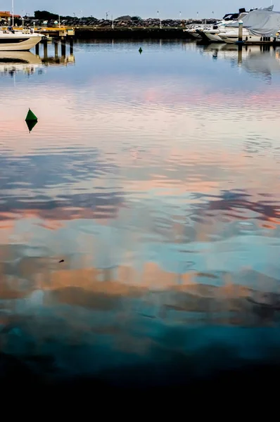 Riflessione Delle Nuvole Acqua Con Barche Sullo Sfondo Tardo Pomeriggio — Foto Stock