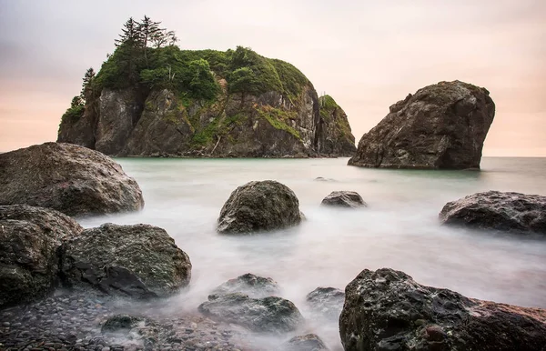 Manzaralı deniz yığınları, Washington Olimpiyat Ulusal Parkı 'ndaki Ruby Beach' te gün batımına yakın çekilmiş..