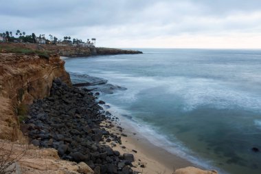 Bulutlu bir günde öğleden sonra San Diego 'da Sunset Cliffs Doğal Parkı.