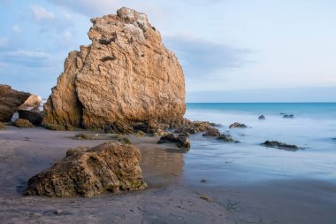 Günbatımından kısa bir süre sonra Malibu, Kaliforniya 'daki El Matador Eyalet Parkı' nda büyük bir kaya hakim olur..