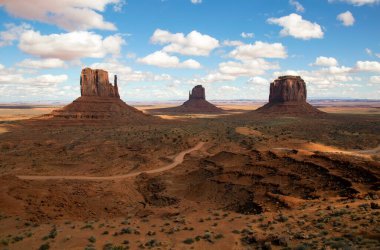 Arizona 'daki ziyaretçi merkezinin yakınındaki gözlem alanından Anıt Vadisi manzarası.