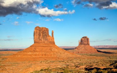 Arizona 'daki Monument Valley' deki ikonik eldivenlerin ikisi de. Sonbahar mevsiminde öğleden sonra güneş altında çekilmiş..