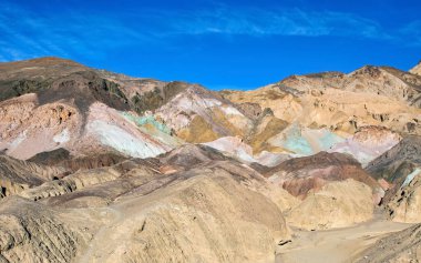 Kaliforniya 'daki Ölüm Vadisi Ulusal Parkı' ndaki Sanatçılar Paleti 'nin çok renkli kayaları..