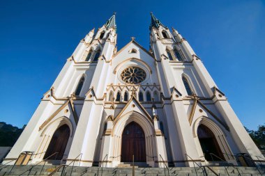 Savannah, Georgia 'daki Vaftizci Aziz John katedralinin geniş açılı görüntüsü..