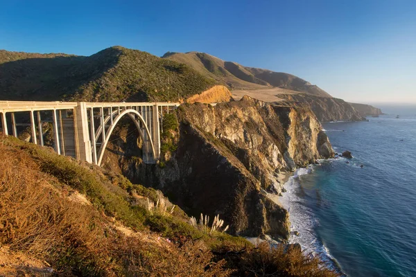 Big Sur, California 'daki Bixby Köprüsü - günbatımında Pasifik Sahil Otobanı' nın (SR 1) bir parçası -.