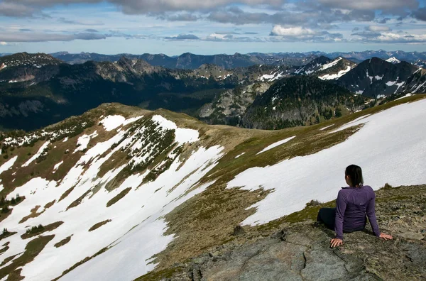 Una Excursionista Detiene Para Descansar Disfrutar Vista Cima Una Montaña — Foto de Stock