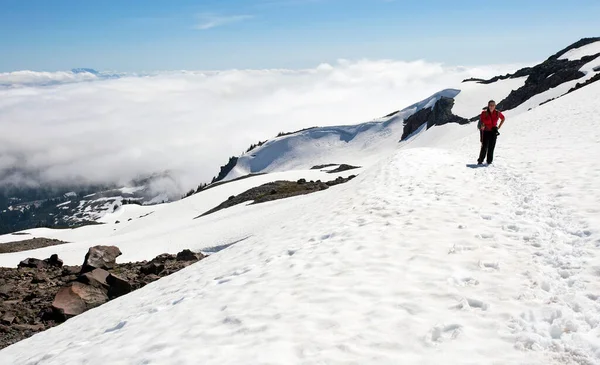 Una Mujer Excursionista Aventurándose Por Encima Las Nubes Una Montaña — Foto de Stock