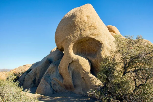 Kaliforniya 'daki Joshua Tree Ulusal Parkı' nda Skull Rock.