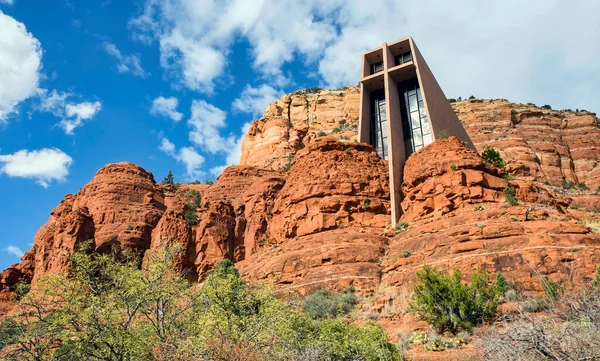 Kutsal Haç Şapeli, Sedona, Arizona 'daki Red Rock uçurumlarına inşa edildi..