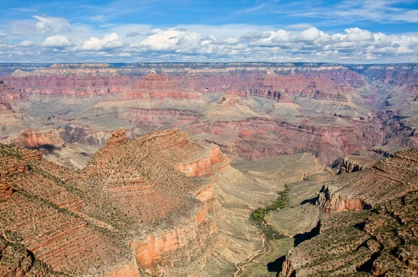 Arizona 'daki Büyük Kanyon' un güney sınırına doğru kilometrelerce uzanıyor..