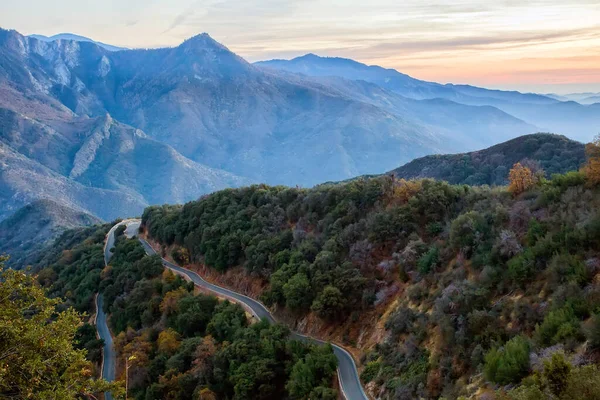 Camino Curvilíneo Dos Carriles Serpentea Alrededor Una Montaña Atardecer Tomado — Foto de Stock