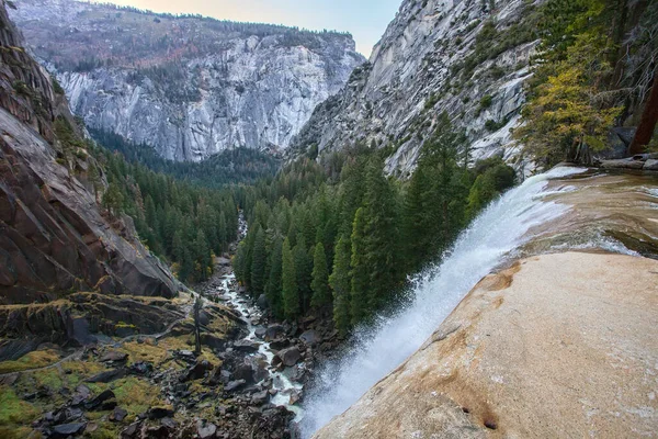 Kaliforniya 'daki Yosemite Ulusal Parkı' ndaki Vernal Falls 'un tepesinden görüntü.