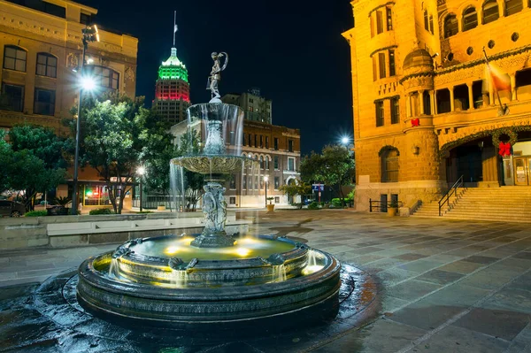 San Antonio, Teksas 'taki mahkeme binasının dışındaki çeşmenin gece görüntüsü..