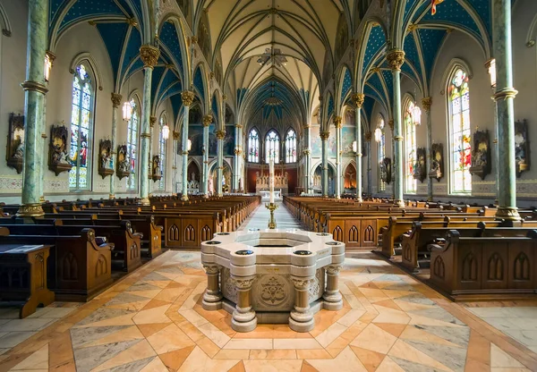ジョージア州サバンナのバプテスト大聖堂セント ジョンの内部の広角撮影 — ストック写真