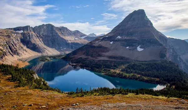 Montana 'daki Buzul Ulusal Parkı' nın Logan Geçidi 'nde saklı bir göl..