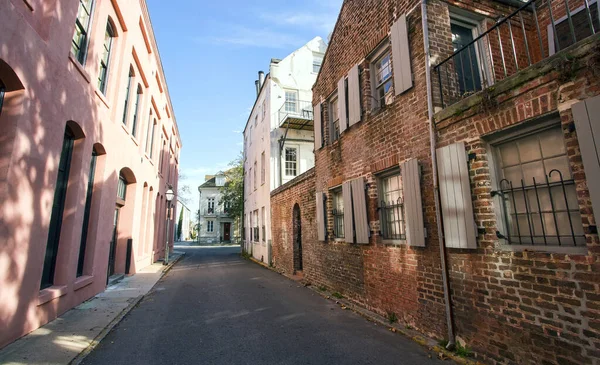 Une Ruelle Étroite Traverse Des Maisons Colorées Historiques Charleston Caroline — Photo