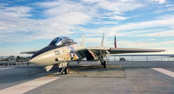 Bir Amerikan F-14 Tomcat savaş uçağı USS Yorktown uçak gemisinin güvertesinde (şimdi halka açık bir müze).).