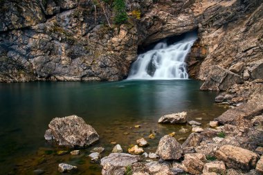 Montana 'daki Buzul Ulusal Parkı' nda Koşan Kartal Şelaleleri uzun süre görüldü..
