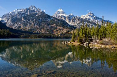 Taggart Gölü Grand Teton Ulusal Parkı, Wyoming 'de mavi gökyüzü gününde.